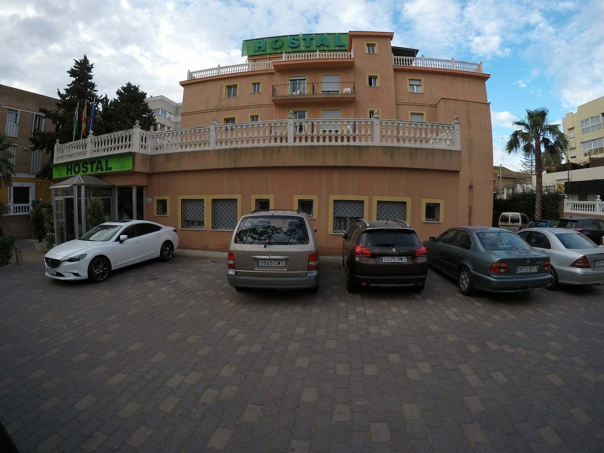 Hostal La Casa De Enfrente Malaga Exterior photo